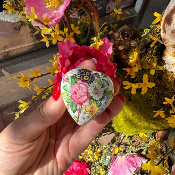Small floral porcelain made in England heart shaped trinket box - Picture 12 of 15